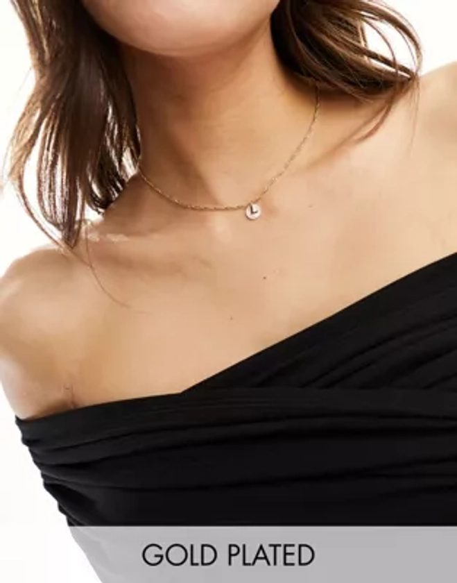 ASOS DESIGN - Collier en plaqué or 14 carats avec pendentif disque en perle fantaisie à initiale L et pochette cadeau