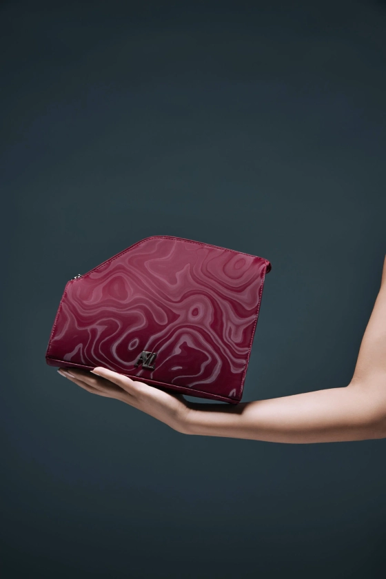 The Wave Clutch in burgundy