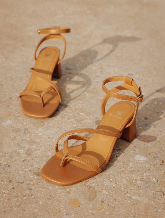 Ginnie Summer Camel - Low-heel in-beetween-fingers sandals in camel leather