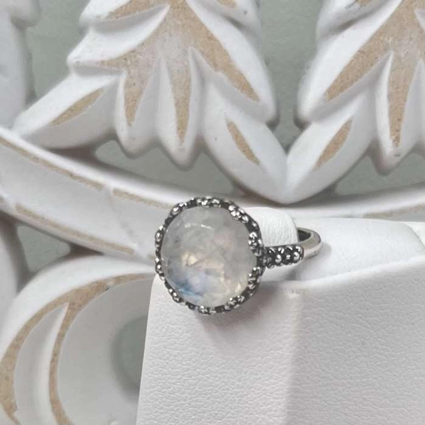 Bague ajustable en argent925 avec un cabochon facetté pierre de lune