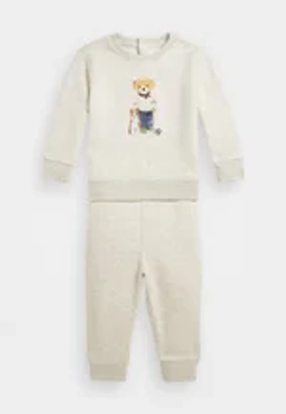 Polo Ralph Lauren POLO BEAR SWEATSHIRT & TROUSER SET - Pantalon de survêtement - oatmeal heather/gris - ZALANDO.FR