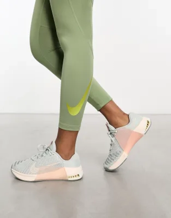 Nike Training - Metcon 9 - Baskets pour femme - Gris et pêche | ASOS