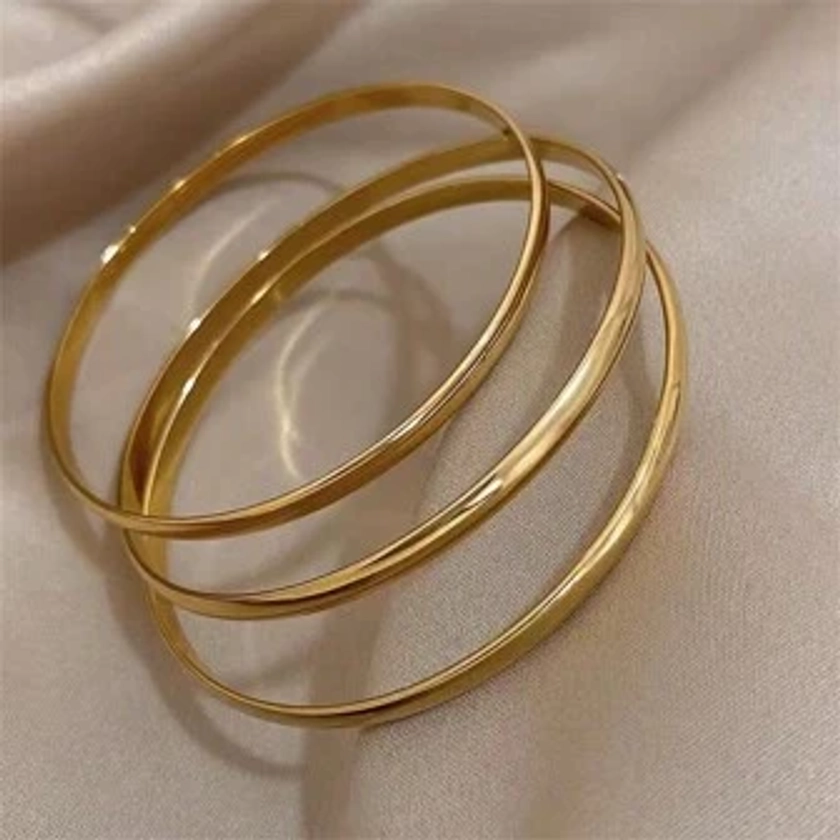 Aritio Ensemble de 3 bracelets en acier inoxydable plaqués or 18K, vintage et simple, lisse et fermé, convient pour un port quotidien pour femmes et cadeau de mariage