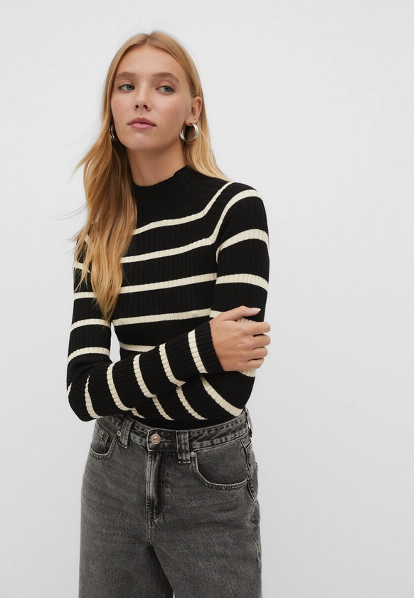 Pull en maille côtelée à rayures et col montant - Pulls et gilets femme | Stradivarius France