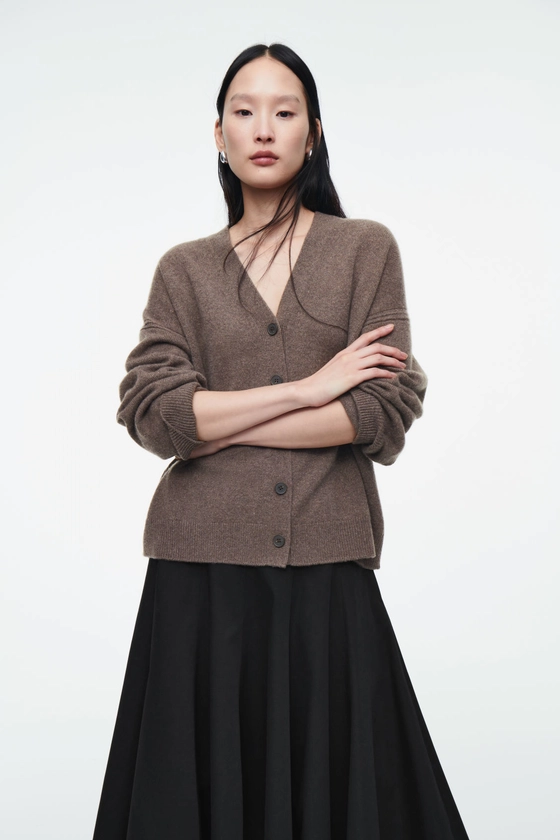 CARDIGAN EN PUR CACHEMIRE - BRUN - Knitwear - COS