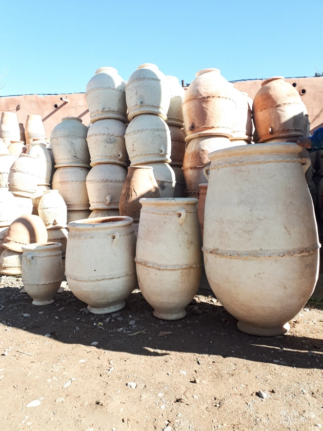 Jarres artisanales en terre cuite fabriquées au Maroc.