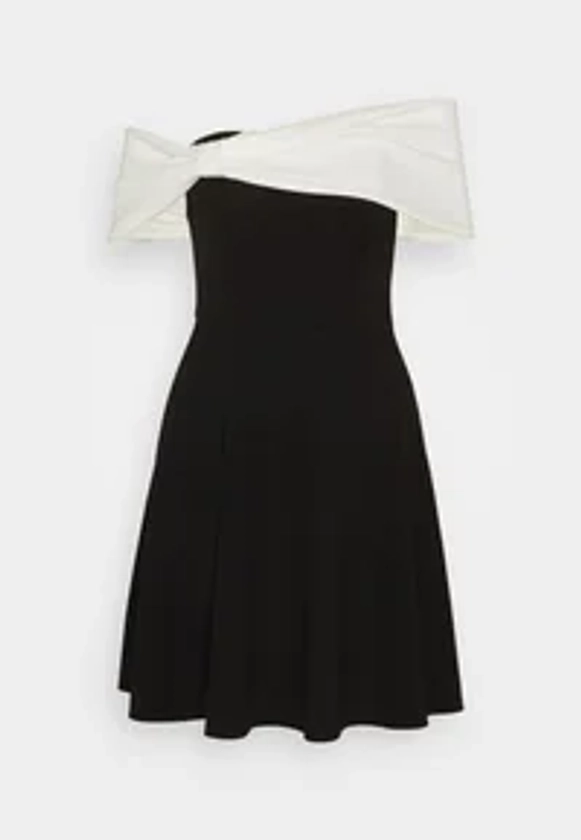 WAL G. ALIA OFF SHOULDER SKATER - Vestido de cóctel - black/white/negro - Zalando.es