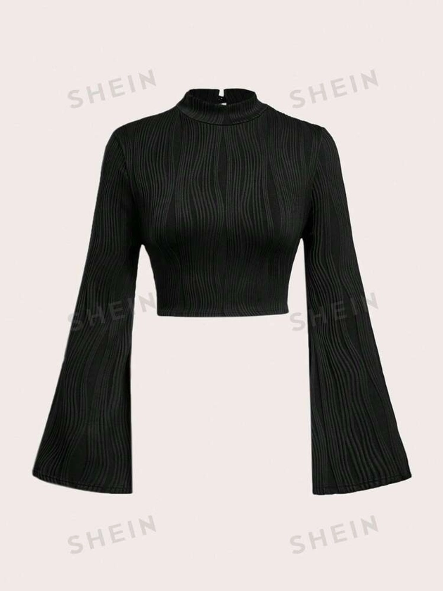 SHEIN MOD Tee-shirt Noir À Manches Cloches Texturé À Col Montant, Dos À Trou De Serrure Et Manches À Volants | Mode en ligne | SHEIN FRANCE