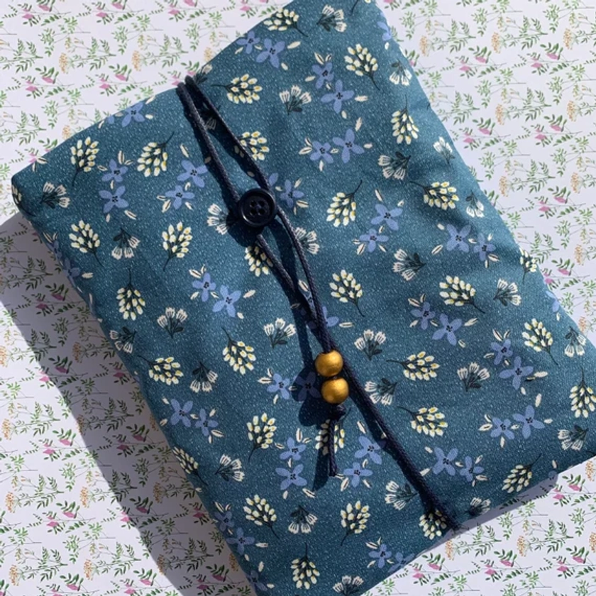 Pochette à livre - Petites fleurs bleues cretonne (format au choix)