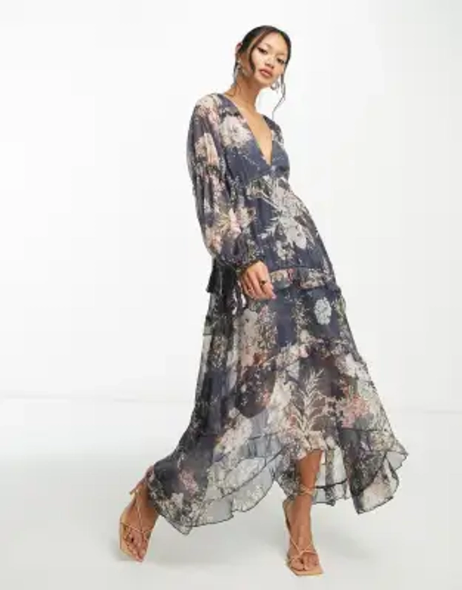 ASOS DESIGN - Robe mi-longue plissée à volants superposés avec bordure en dentelle - Bleu marine floral