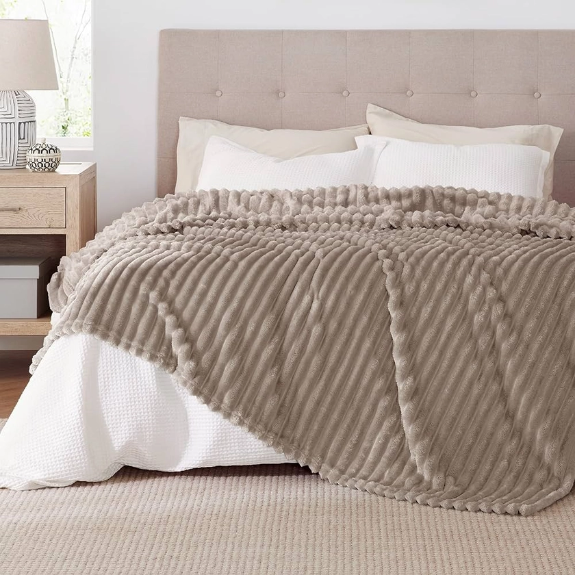 Amazon.com: Bedsure Mocha Meringue Fleece Blanket for Couch - Super Soft Cozy King Blankets for Women, Cute Small Blanket for Girls, 108x90 Inches : Home & Kitchen