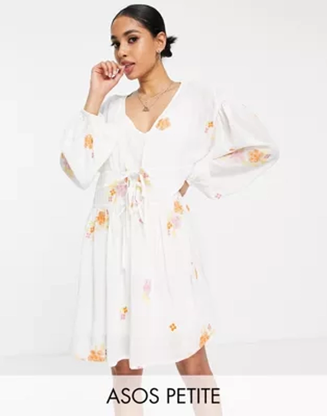 ASOS DESIGN Petite - Robe courte avec broderies sur l'ensemble - Blanc  | ASOS