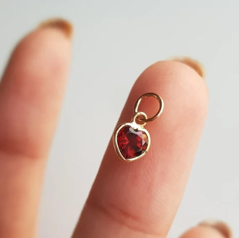 Garnet 18k solid gold charm pendant/Heart shape charm minimal garnet handmade charm/Charm for bracelet/January birthstone charm/Gift for her