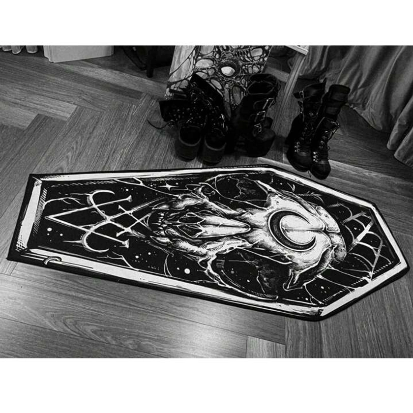 1 pieza Alfombra negra irregular diseñada en estilo ataúd con diseño de payaso gótico para decoración del hogar en dormitorio o mesilla de noche. Perfecta como decoración de Halloween o para cualquier habitación.