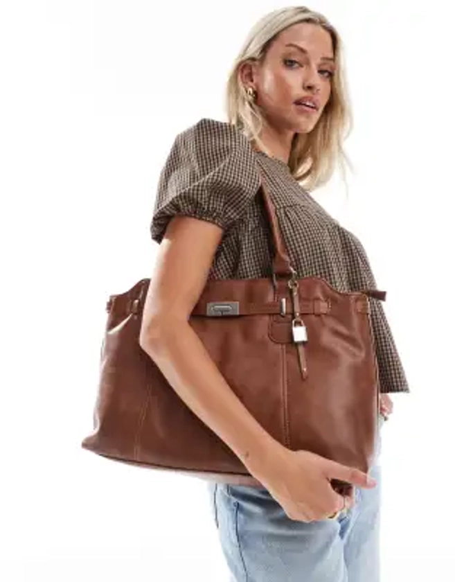 Bershka - Sac de travail imitation cuir avec détail chaîne - Tabac