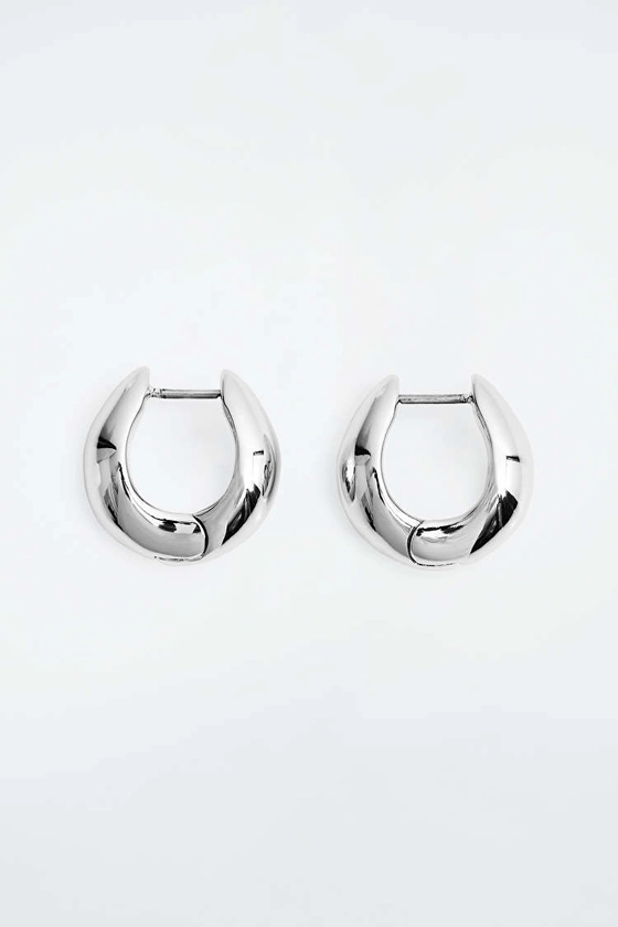 MINI CURVED HOOP EARRINGS - SILVER - COS