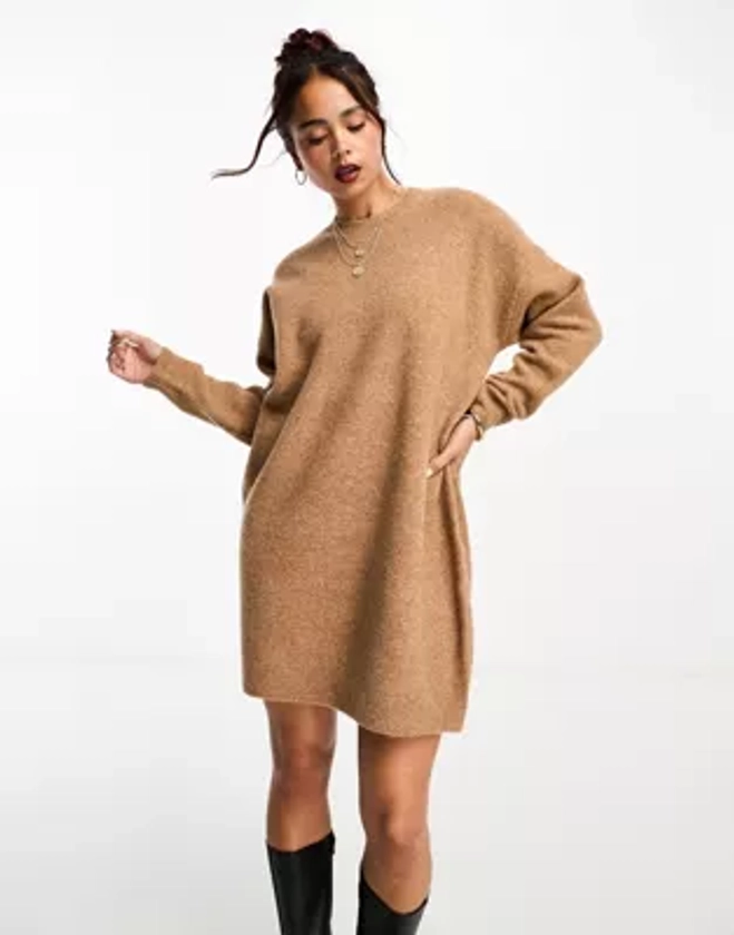 ASOS DESIGN - Robe pull courte en maille à col ras de cou - Camel | ASOS