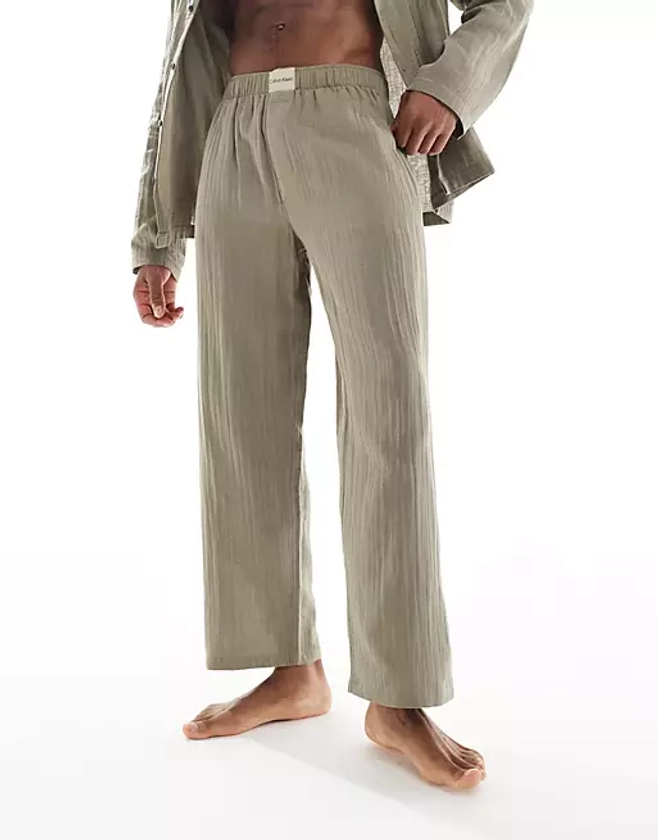Calvin Klein - Ensemble de pyjama avec chemise et pantalon texturés - Kaki