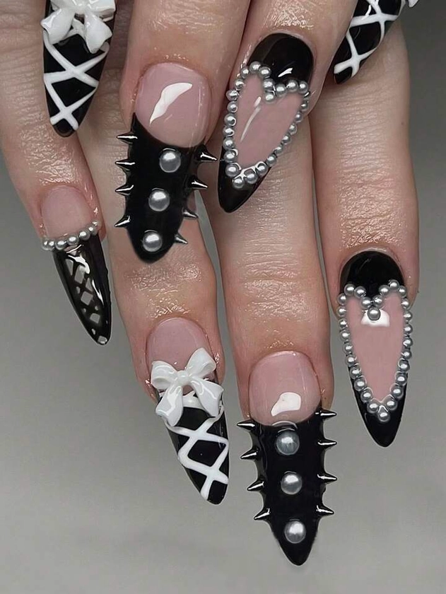 24 piezas de uñas postizas y presionadas Y2K con diseño novedoso de longitud media con forma de almendra, con borde francés ancho negro y decoración de franjas intersectadas, decorado con patrón de corazón y cuentas de aleación, remache 3D y perlas falsas. Un regalo novedoso Y2K para mujeres y suministros de uñas de niñas.