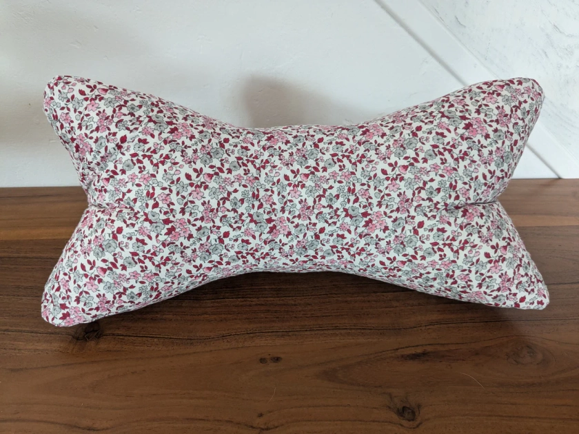 Coussin de lecture - Os pour les cervicales - cale livre - Style liberty rouge rose