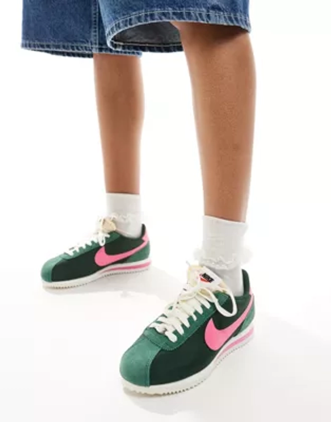 Nike - Cortez TXT - Sneakers unisex verde scuro e rosa | ASOS