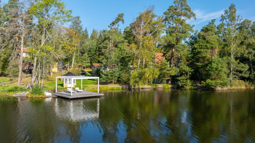 Turn-of-the-Century villa with lakeside plots in a sunny and south-facing position, Nacka, ST 132 39 Villa/Townhouse for Sale