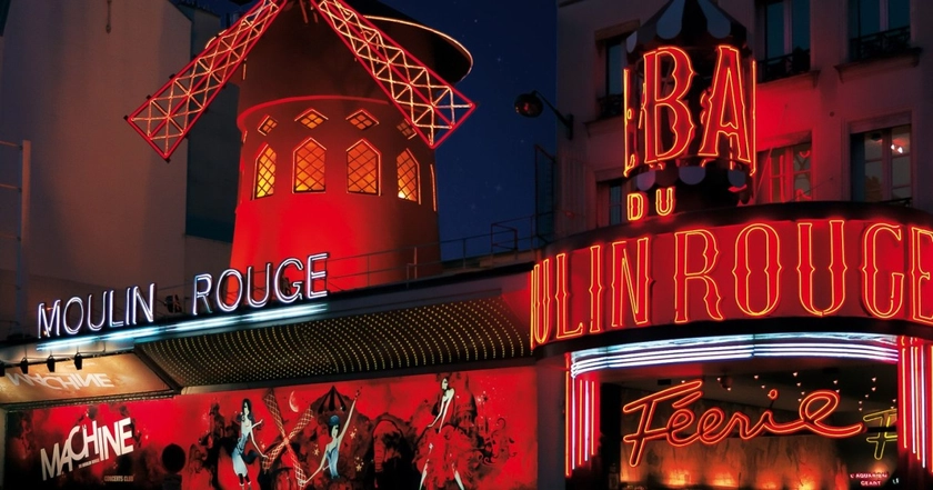 Paris : cabaret au Moulin Rouge avec champagne | GetYourGuide