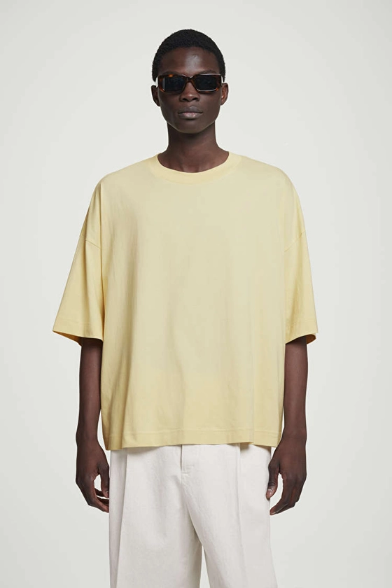 AMPLIFIED EXTRA-WIDE T-SHIRT - Pale yellow - COS