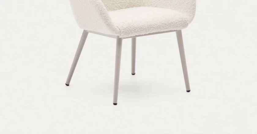 Silla infantil Konna de borreguito blanco y patas de acero con acabado beige | Kave Home®