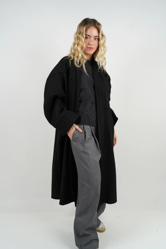 Manteau long noir oversize avec deux grandes poches