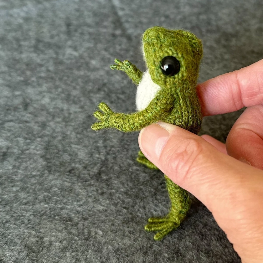 GREEN FROG Knitting Pattern
