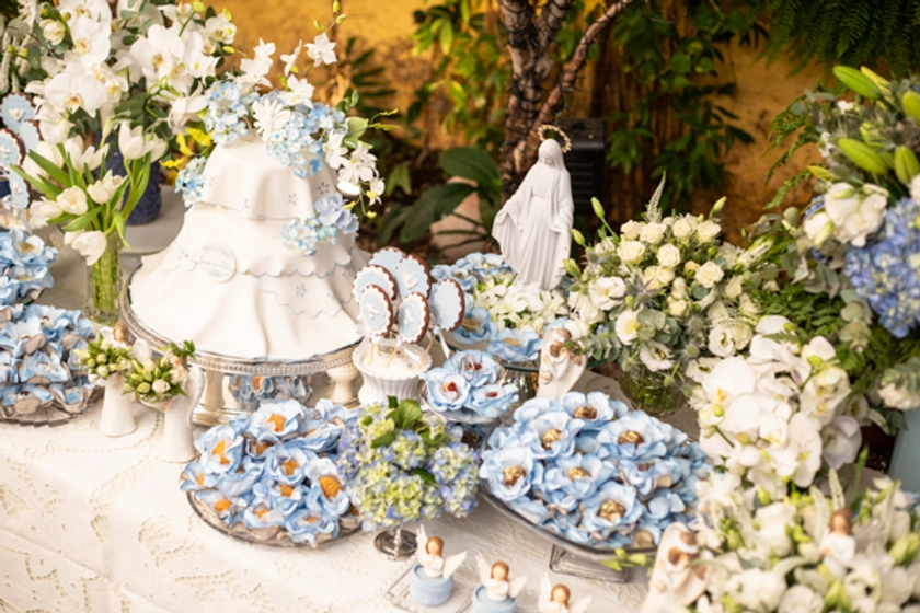 Decoração de batizado de gêmeos em tons de verde, branco e azul