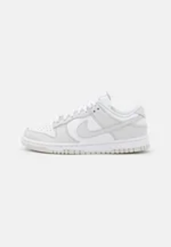 Nike Sportswear DUNK LOW - Sneaker low - white/photon dust white/weiß - Zalando.de