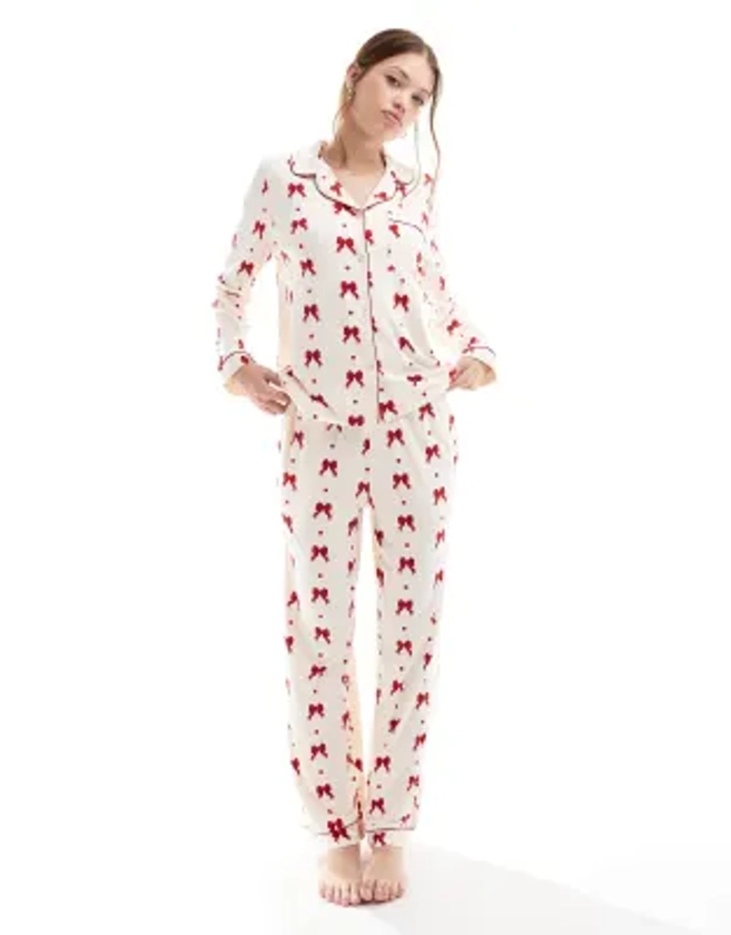 Chelsea Peers - Exclusivité - Ensemble de pyjama en polyester à imprimé nœuds - Crème/rouge | ASOS