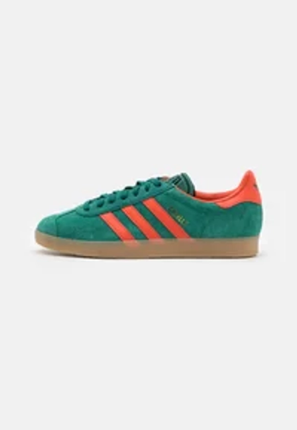 GAZELLE - Sneakers basse - collegiate green/preloved red