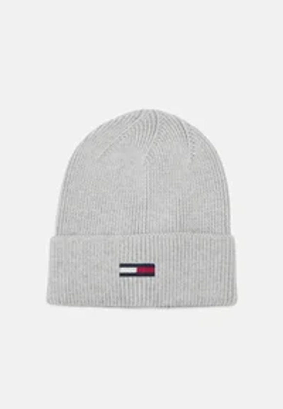 Tommy Jeans ELONGATED FLAG BEANIE - Mütze - silver grey heather/hellgrau - Zalando.at