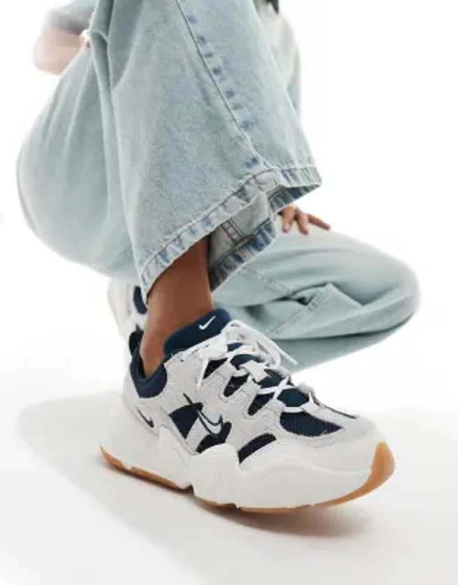 Nike - Tech Hera - Baskets - Blanc cassé avec détail bleu marine | ASOS