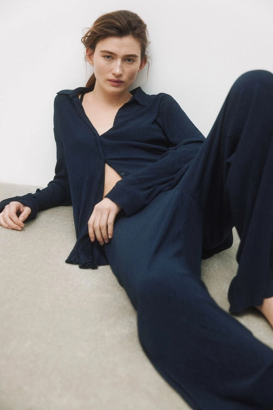 Crinkled loungewear shirt