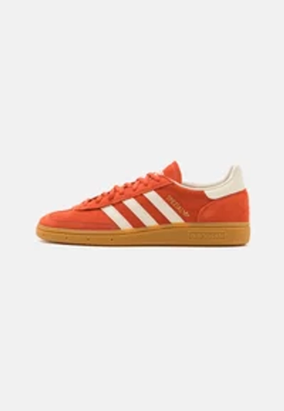 adidas Originals HANDBALL SPEZIAL - Baskets basses - preloved red/cream white/crystal white/rouge - ZALANDO.FR