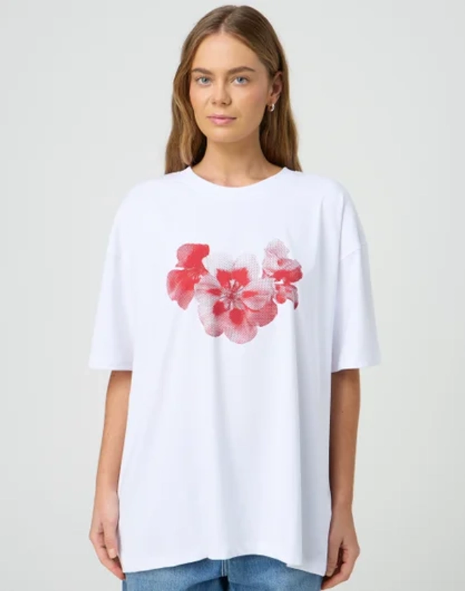 Print Oversized T-shirt in Red Pansy X White | Glassons