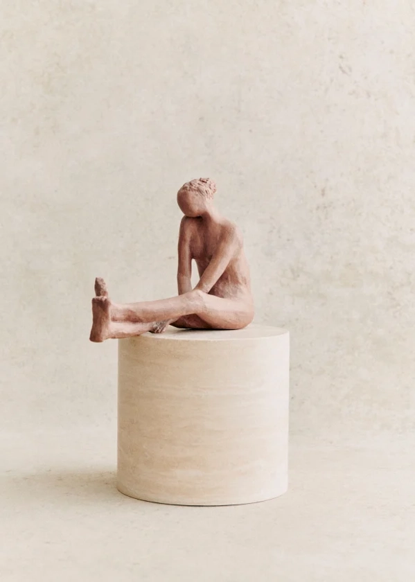 Sculpture Guénolée Courcoux - Femme jambes allongées grand modèle - Terracotta - Plâtre - Sézane