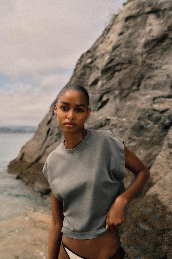 T-SHIRT EN COTON ÉPAIS EFFET DÉLAVÉ