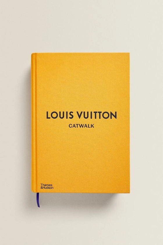 LOUIS VUITTON CATWALK BOOK