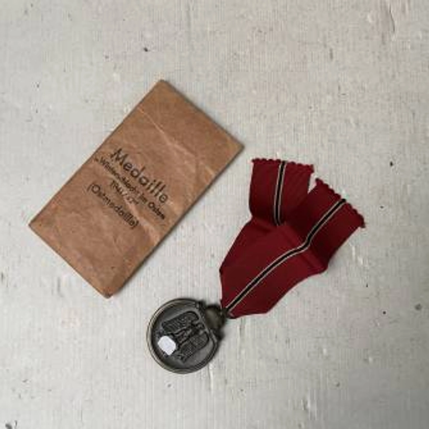 WH Médaille front de l'est 1941/42 et sachet J.G. Sammer und sohne - Ventes d'antiquités militaires : Royal Dragons