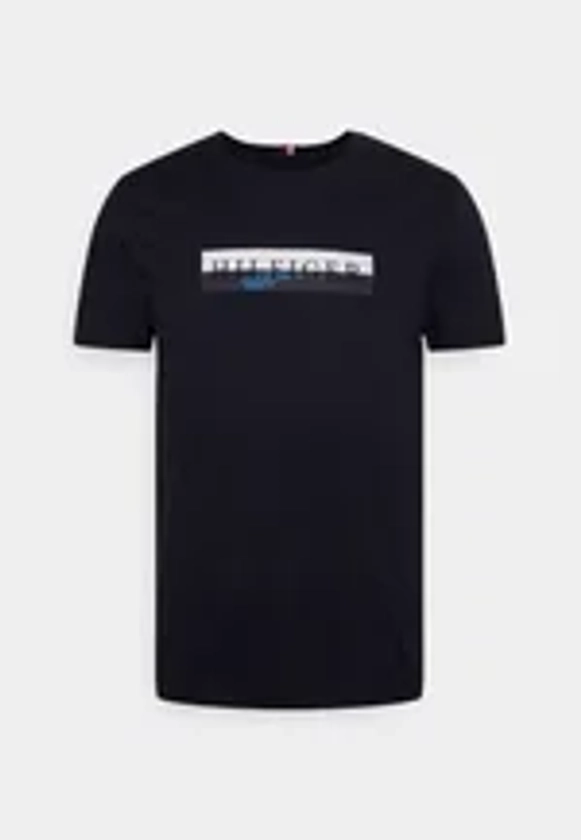 Tommy Hilfiger CAMO GRAPHIC TEE - T-shirt imprimé - desert sky/bleu marine - ZALANDO.FR
