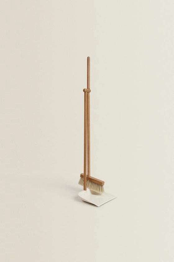 WOODEN DUSTPAN AND BRUSH SET