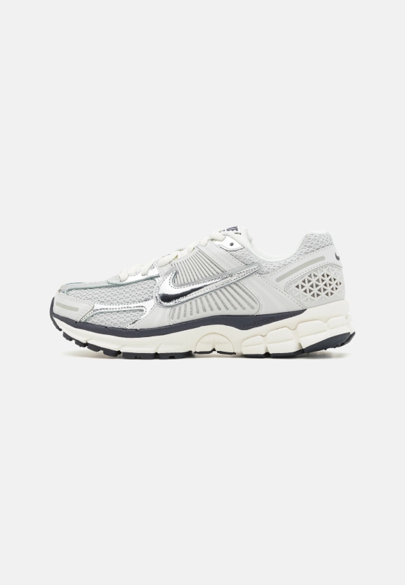 Nike Sportswear ZOOM VOMERO 5 - Trainers - photon dust/chrome/gridiron/sail/metallic platinum/white - Zalando