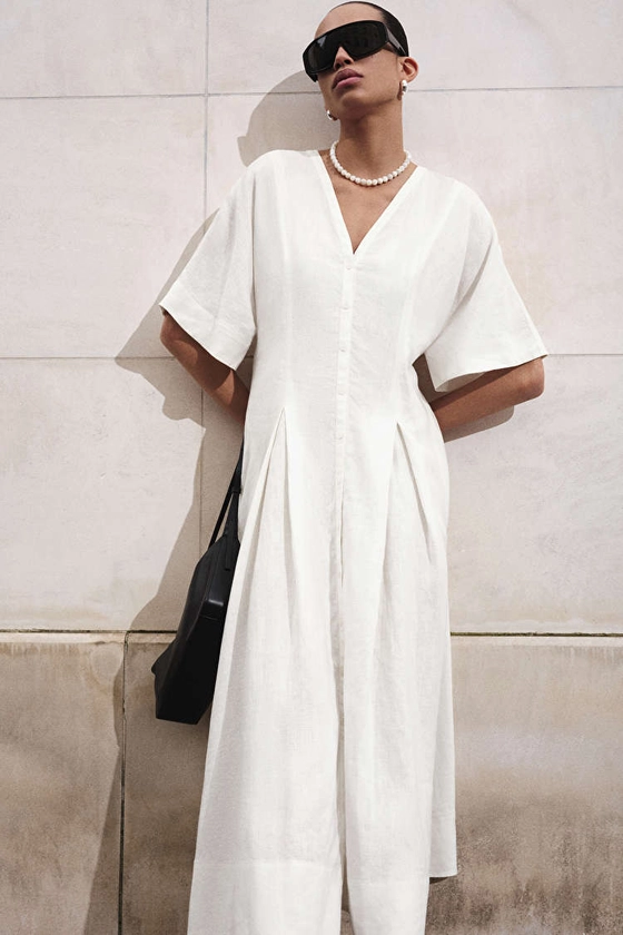 ROBE-CHEMISE MIDI TRAPÈZE À PLIS - BLANC - Dresses - COS