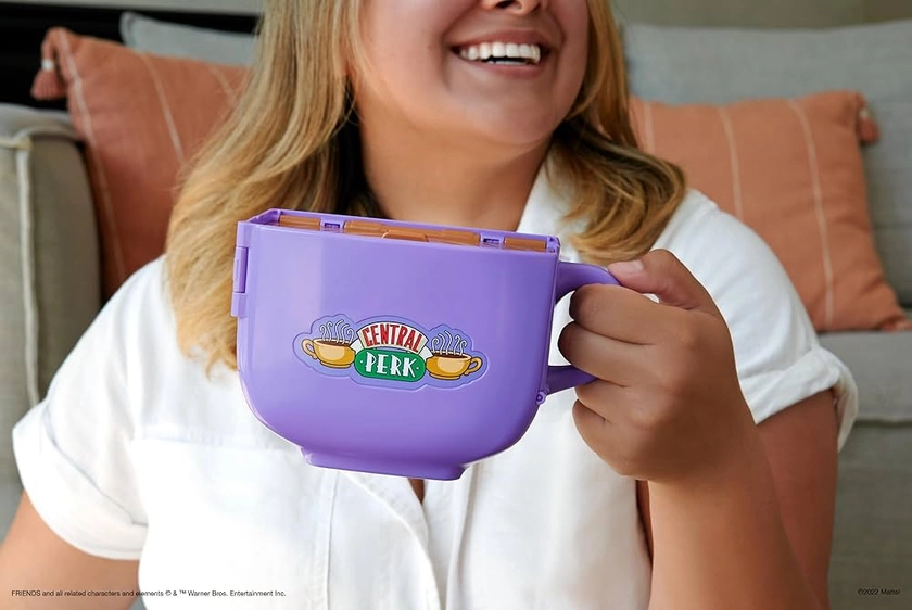 Polly Pocket Coffret Exclusif Friends Forme Tasse À Café Central Perk, avec 6 Poupées, 9 Accessoires Et 3 Lieux Emblématiques, À Collectionner, Jouet Adulte, A Partir De 14 Ans, HKV74