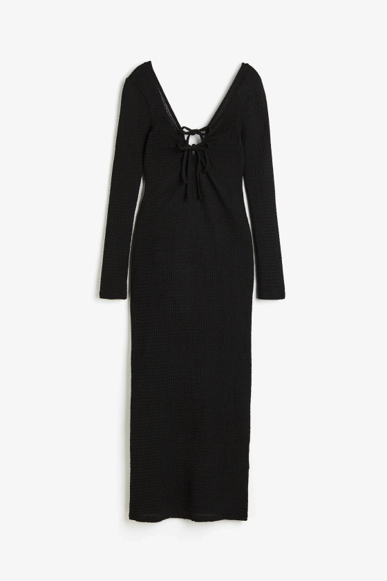 Robe en maille texturée avec détail à nouer - Encolure plongeante - Manches longues - Noir - FEMME | H&M FR